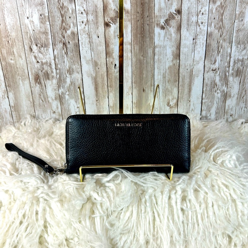 Michael Kors Mercer Large  Multifunction Wristlet, Black Pebble Leather, EUC